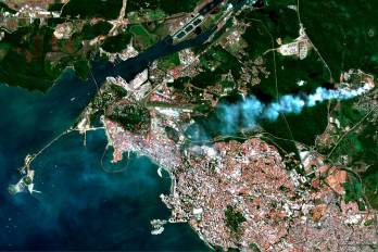 En este imagen del satélite Sentinel -2 de la tarde del 19 de enero de 2024 se observa la columna de humo provocada por el incendio de Cerro Patacón, y como, empujada por los vientos corre de norte a sur desde el sitio del incendio hasta las islas en la calzada de Amador, afectando directamente a más de 87 mil personas.