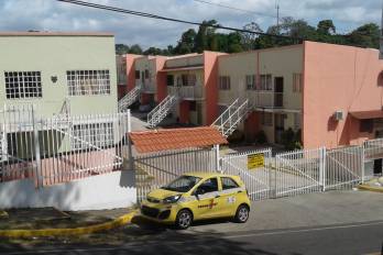 Casi un millón de personas se ven obligadas a residir en una periferia con déficit de servicios básicos, debido a los altos costos de la vivienda en el centro urbano.