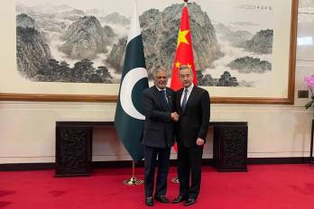 Los cancilleres de China y Pakistán presentaron en Pekín una iniciativa diplomática para contener la escalada entre Estados Unidos e Irán.