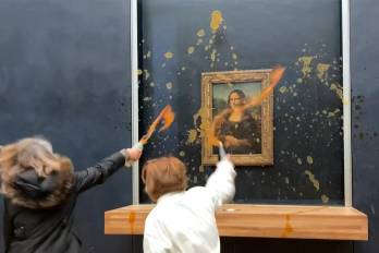 Dos activistas ambientales del colectivo denominado “Riposte Alimentaire” (Represalia por alimentos) arrojando sopa a la pintura “Mona Lisa” (La Joconde) de Leonardo Da Vinci, en el museo del Louvre en París, el 28 de enero de 2024