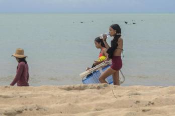 Fotografía de archivo del 31 de mayo de 2024 que muestra a turistas en el municipio de Rio do Fogo (Brasil). El noreste de Brasil, reconocido por sus playas paradisíacas de aguas cálidas y su rica cultura, vive una oleada de récords de turistas extranjeros.