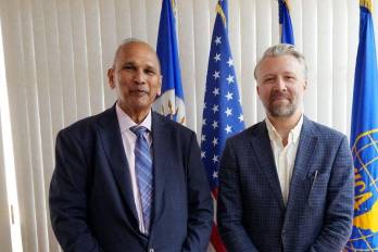 Muhammad Ibrahim, director del IICA, y Ryan Shrum, oficial de la DHR del Departamento de Estado de Estados Unidos.