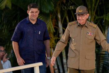 El expresidente de Cuba y primer secretario del Partido Comunista de Cuba, Raúl Castro (der.), escoltado por su nieto y guardaespaldas Raúl Guillermo Rodríguez Castro, aparece durante las celebraciones del 65º aniversario del asalto al Cuartel Moncada.
