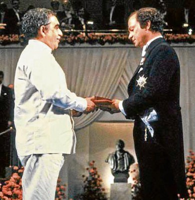 Márquez recibiendo el Nobel de Literatura el 21 de octubre de 1982.