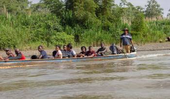 Desde Bajo Chiquito a las estaciones temporales de migrantes se viaja en piragua, a través del río Tuira.