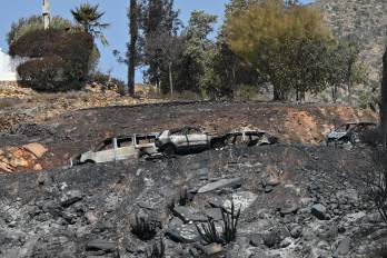 La superficie afectada por el incendio forestal originado en Los Gallardos (Almería), con doce fallecidos, se ha elevado a 6.600 hectáreas por los avances registrados durante la pasada jornada, que obligaron a ampliar el perímetro ante la presencia de focos y frentes muy activos.