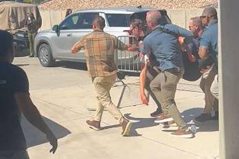 Captura de pantalla de un video de Jeremy King que muestra a personal de seguridad cargando al activista juvenil de derecha e influencer Charlie Kirk después de que le dispararan durante un evento público en la Universidad de Utah Valley en Orem.