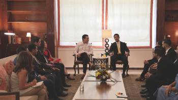 La reunión tuvo lugar en la residencia del embajador.