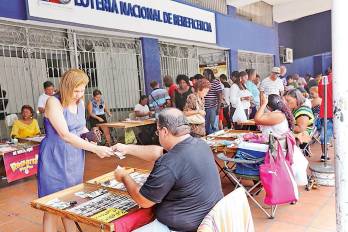Revendedores de lotería convierten las avenidas en escenarios de esperanza, azar y supervivencia cotidiana.}