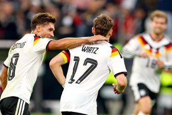 Florian Wirtz (izq.) celebra con Tom Bischof la victoria de Alemania.