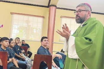 Manuel Ochogavía Barahona, sacerdote católico nacido en Las Tablas y obispo de la Diócesis de Colón y Guna Yala desde 2014.