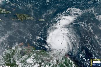 Captura de una imagen satelital de la Subdivisión de Meteorología Regional y de Mesoescala y del Instituto Cooperativo para la Investigación Atmosférica de la Universidad Estatal de Colorado donde se muestra una vista del ojo del huracán Beryl durante su paso por el Caribe.