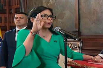 Captura de video tomada de una transmisión de la televisión estatal VTV que muestra La vicepresidenta ejecutiva de Venezuela, Delcy Rodríguez, jurando como mandataria encargada del país este lunes, en Caracas (Venezuela). EFE/ VTV