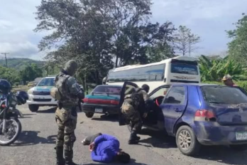 Momento que los dos extranjeros que intentaron privar de libertad al niño son detenidos en Chepo por unidades del Senafront.