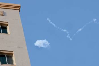 Un rastro de interceptaciones de un misil en el cielo sobre la ciudad mediterránea de Haifa, Israel, 28 de febrero de 2026.