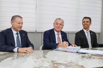 El contralor general de la República Anel ‘Bolo’ Flores firma el refrendo acompañado del diputado Manuel Cohen Salerno y el director de Pandeportes Manuel Cohen Salerno.