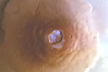 La escarcha del monte Olimpo, sombreada en azul.