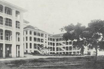 Construido por orden fechada en 1905 por John Stevens, ingeniero jefe del Canal. El hotel debía ser construido “en Ancón, como un hotel que debe tener habitaciones para huéspedes transeúntes (...) en lo que se conoce como la Colina Tivoli.