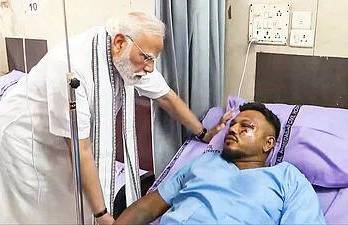 Primer ministro de la India visitando a Vishwash Kumar Ramesh en su recuperación.