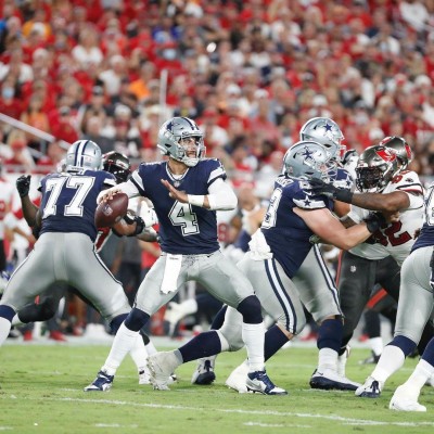 Dak Prescott, ‘quarterback’ de los Dallas Cowboys de la NFL, con un balón en mano en una imagen tomada de su cuenta en Instagram.
