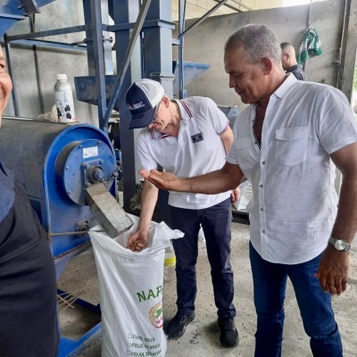 Carlo Rognoni, director general del IMA (izq.) mientras visita la planta de la Nueva Asociación de Productores de Arroz de Chiriquí (Napach).