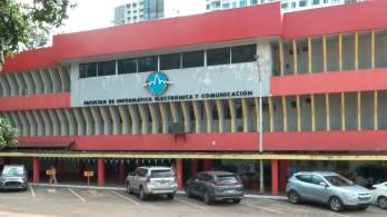 Imagen de la fachada de la Facultad de Informática, Electrónica y Comunicaciones de la UP.