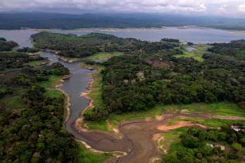 El lago Alhajuela abastece de agua a las esclusas del Canal de Panamá.