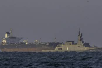 Una patrullera de la Armada venezolana escolta al petrolero de crudo Yoselin, con bandera panameña, cerca de la refinería El Palito, en Puerto Cabello, Venezuela, el 11 de noviembre de 2025.