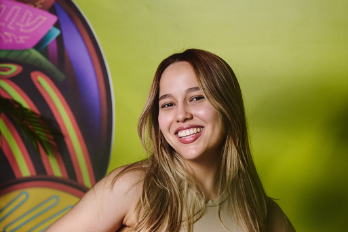 Nathalie Ríos recibe la condecoración Agente de Cambio durante los Premios Juventud 2025 en Panamá, destacando su liderazgo y labor social en beneficio de la juventud.