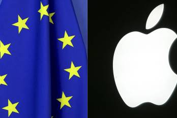 Esta combinación de fotografías de archivo muestra la bandera de la Unión Europea en el edificio de la Comisión Europea en Bruselas, el 23 de abril de 2021, y el logotipo del grupo informático estadounidense Apple, el 20 de septiembre de 2005 en París, el primer día.