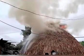 Durante las protestas una casa tradicional resulto incendiada.