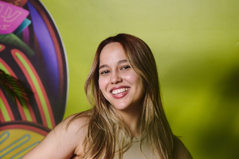 Nathalie Ríos recibe la condecoración Agente de Cambio durante los Premios Juventud 2025 en Panamá, destacando su liderazgo y labor social en beneficio de la juventud.