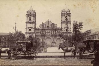 William H. Fletcher: plaza Catedral, Panama, 1890. Vista de la plaza y la catedral, con carruajes tirados por caballos sobre la calle adoquinada.
