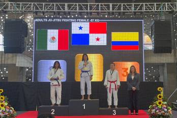 Arosemena subió a podio para colgarse la medalla de oro obtenida en la modalidad Fighting System Panamericano.