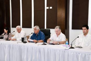 El presidente de la República, José Raúl Mulino y el ministro Roberto Linares evaluaron medidas de apoyo al sector agropecuario durante la reunión en Penonomé, provincia de Coclé.