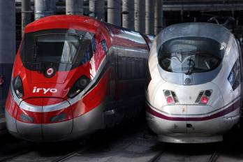 Una imagen de archivo del tren de alta velocidad AVE de RENFE (R) se ve junto al tren de alta velocidad del operador privado Iryo, de ILSA, en la estación de Atocha de Madrid.