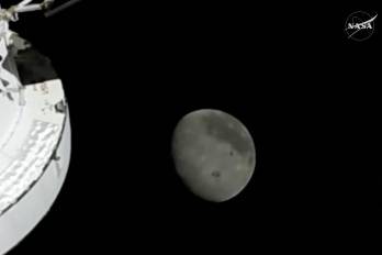 Imagen distribuida por la NASA en la que se aprecia la distancia entre la nave Orión y la Luna.