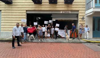 Moradores del Casco Antiguo denuncian la apropiación ilegal de un edificio de estacionamientos originalmente construido para visitantes.