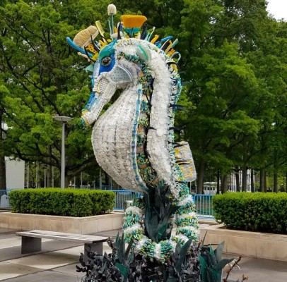 Escultora transforma pl&aacute;stico en arte para alertar sobre la contaminaci&oacute;n global del mar