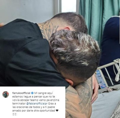 El cantate puertorriqueño Farruko abraza a su hermano luego de la cirugía.