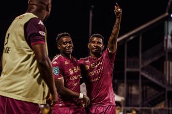 Los jugadores panameños del Saprissa, Tomás Rodríguez (izq.) y Fidel Escobar.