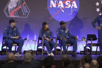 Los astronautas de la NASA, el piloto Victor Glover (i), la especialista de misión Christina Koch (2-i), el astronauta de la Agencia Espacial Canadiense (CSA), el especialista de misión Jeremy Hansen (2-d) y el comandante Reid Wiseman (d).