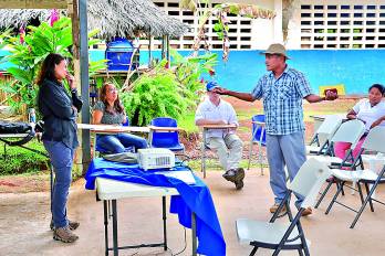 Ilya Espino de Marotta se reunió campesinos y moradores de la cuenca del río Indio.