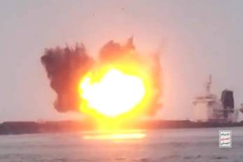 Captura de pantalla de las imágenes proporcionadas por el centro de medios hutíes que muestra las llamas y el humo que se elevan desde una explosión en el granelero M/V Tutor.