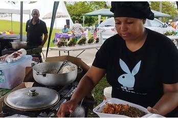Una mujer prepara un pedido durante sus ventas en el cementerio.