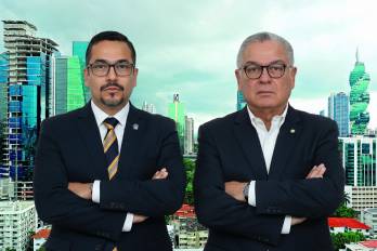 El procurador Luis Gómez y el contralor Anel Flores.