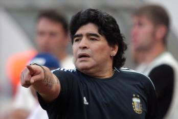 Fotografía de archivo del entonces seleccionador argentino Diego Maradona durante un partido amistoso disputado entre Rusia y Argentina el 12 de agosto de 2009 en Moscú.