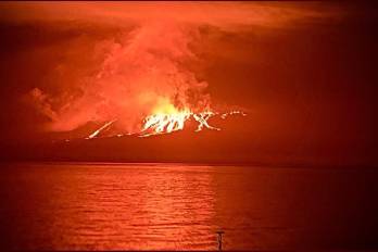 Erupción del volcán La Cumbre volcano en el archipiélago turístico de Galapagos.
