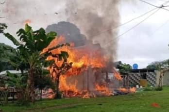 Durante las protestas una casa tradicional resulto incendiada.
