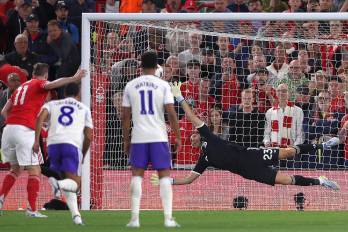 Chris Wood marca el 1-0 de penalti.